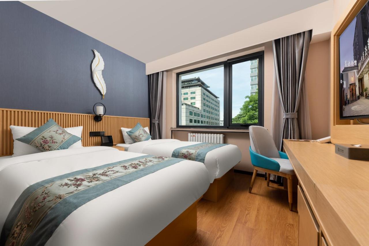 East Sacred Hotel--very Near Tiananmen Square ,the Forbidden City,the Temple Of Heaven ,3 Minutes' Walk To Wangfujing Subway ,located In The Center Of Beijing, Many Shopping Malls Around,newly Renovated Hotel-able To Receive Foreign Guests 5* 北京