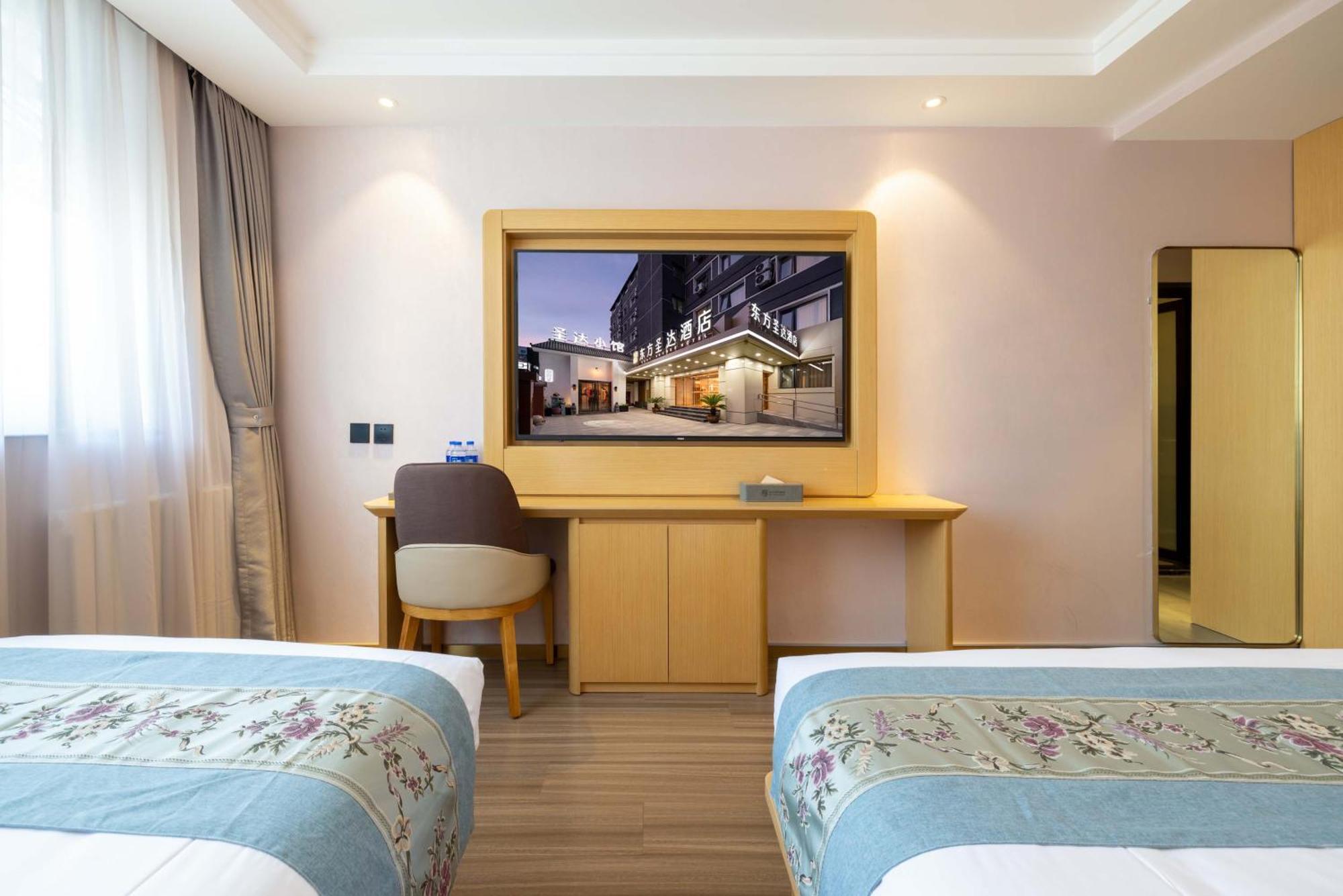 East Sacred Hotel: Tiananmen Square Proximity With Tourism Services Hotel 5*